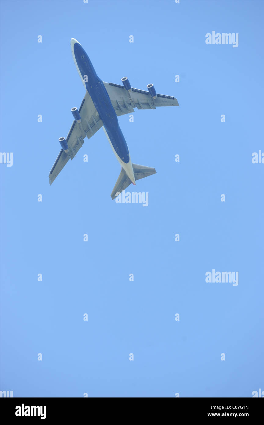 Boeing 747 Jumbo Jet fliegen overhead Stockfoto