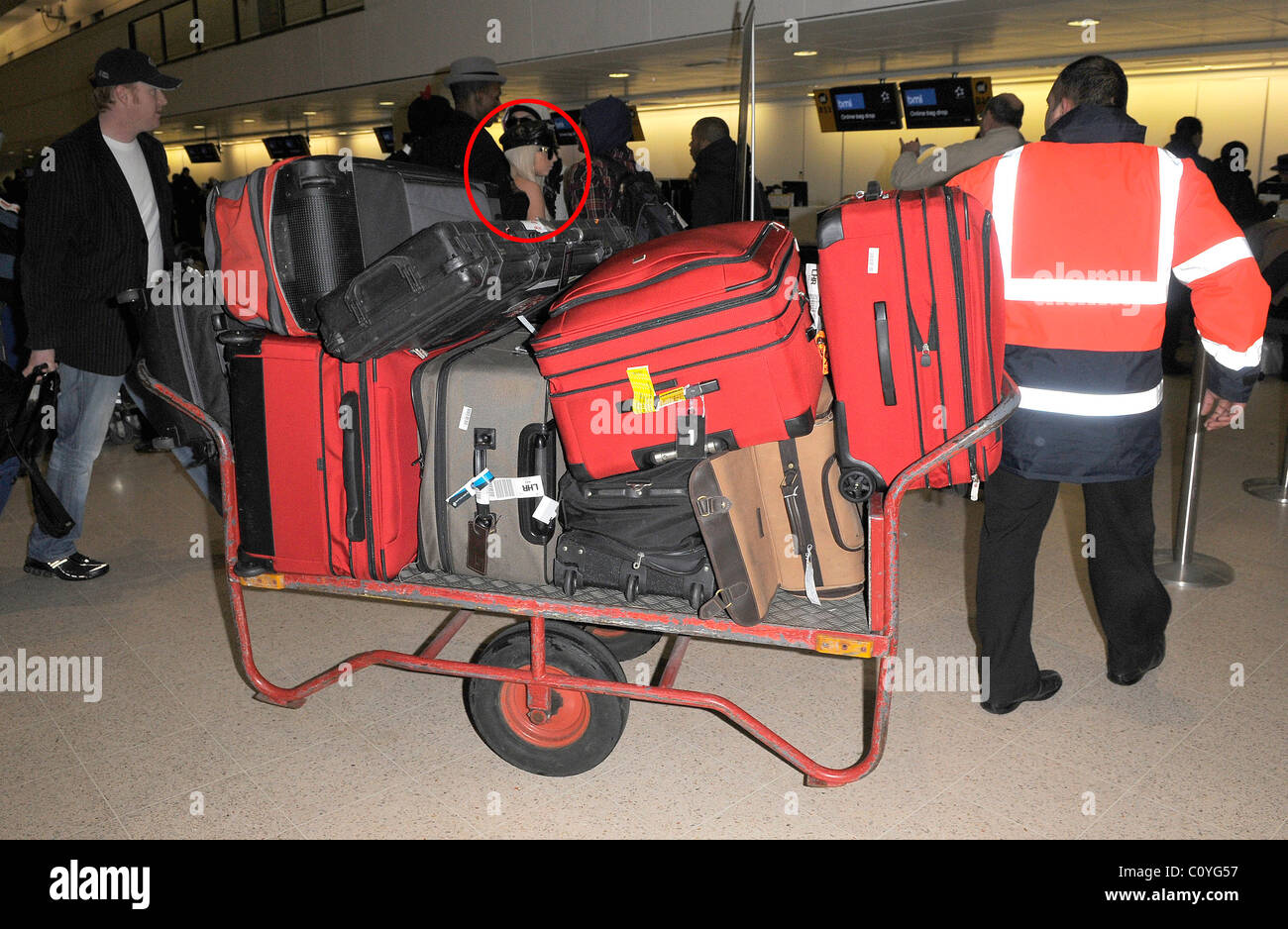 Joanne Stefani Germanotta Alias Lady GaGa kommt am Flughafen Heathrow früh am Morgen, nach ihrem einwöchigen Aufenthalt in London. Stockfoto