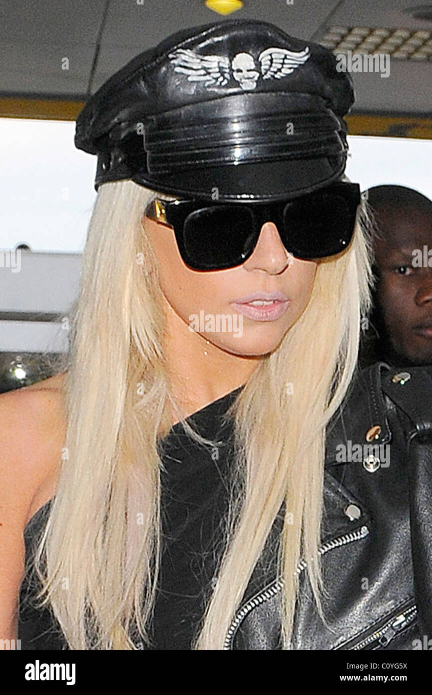Joanne Stefani Germanotta Alias Lady GaGa kommt am Flughafen Heathrow früh am Morgen, nach ihrem einwöchigen Aufenthalt in London. Stockfoto