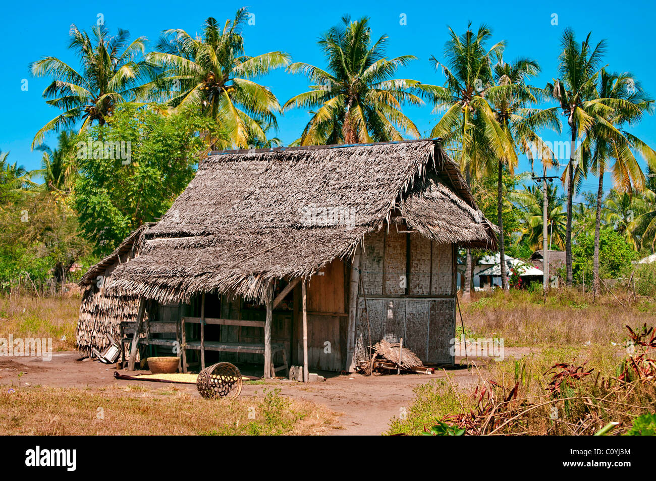 Ländliche verlassene Hütte in einer tropischen Indonesien-Siedlung Stockfoto
