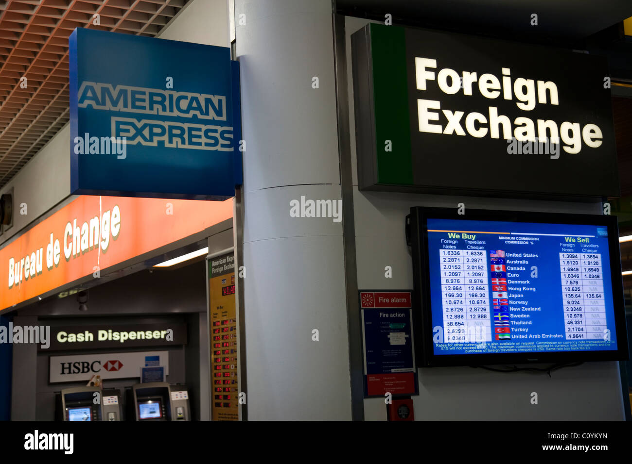 American Express Bureau de Change Office & Bildschirm Anzeige der Wechselkurse am Flughafen Heathrow, Terminal 3 / 3. London-UK Stockfoto