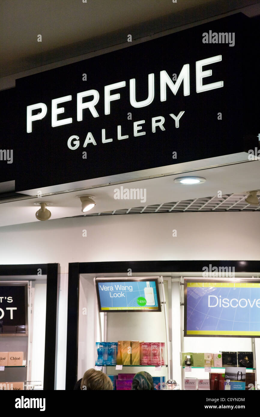 Parfüm-Galerie in der Abflughalle am Flughafen London Heathrow Terminal 3. Stockfoto