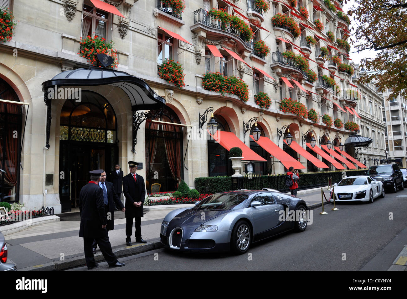 Bugatti Veyron außerhalb Plaza Athenee Hotel, Paris, Frankreich, Türsteher und Passanten bewundert Stockfoto