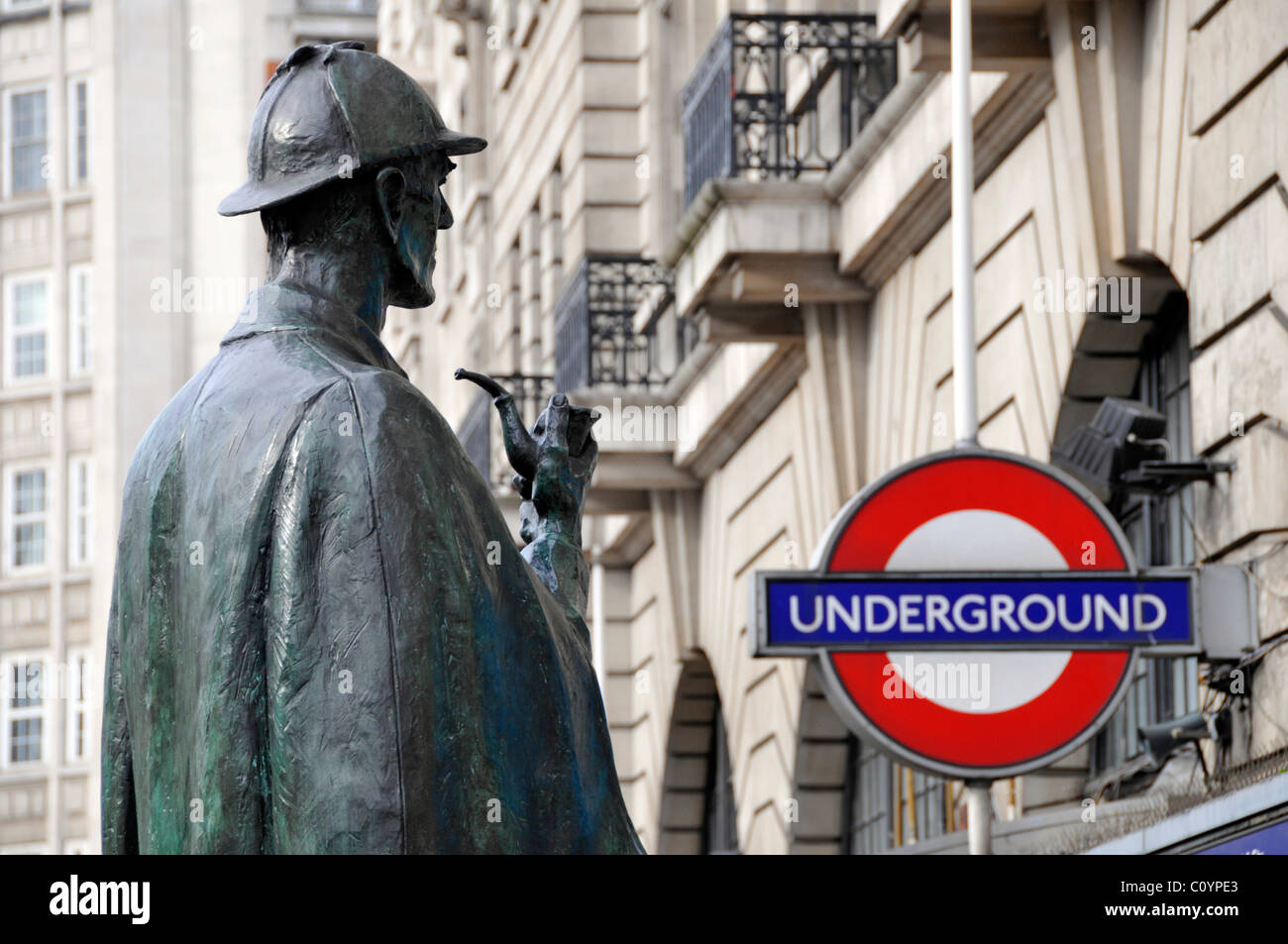 Sherlock Holmes Bronze Skulptur Statue in der Nähe der legendären Kap deerstalker & Leitung der Baker Street U-Bahnstation Marylebone Road London England Großbritannien Stockfoto