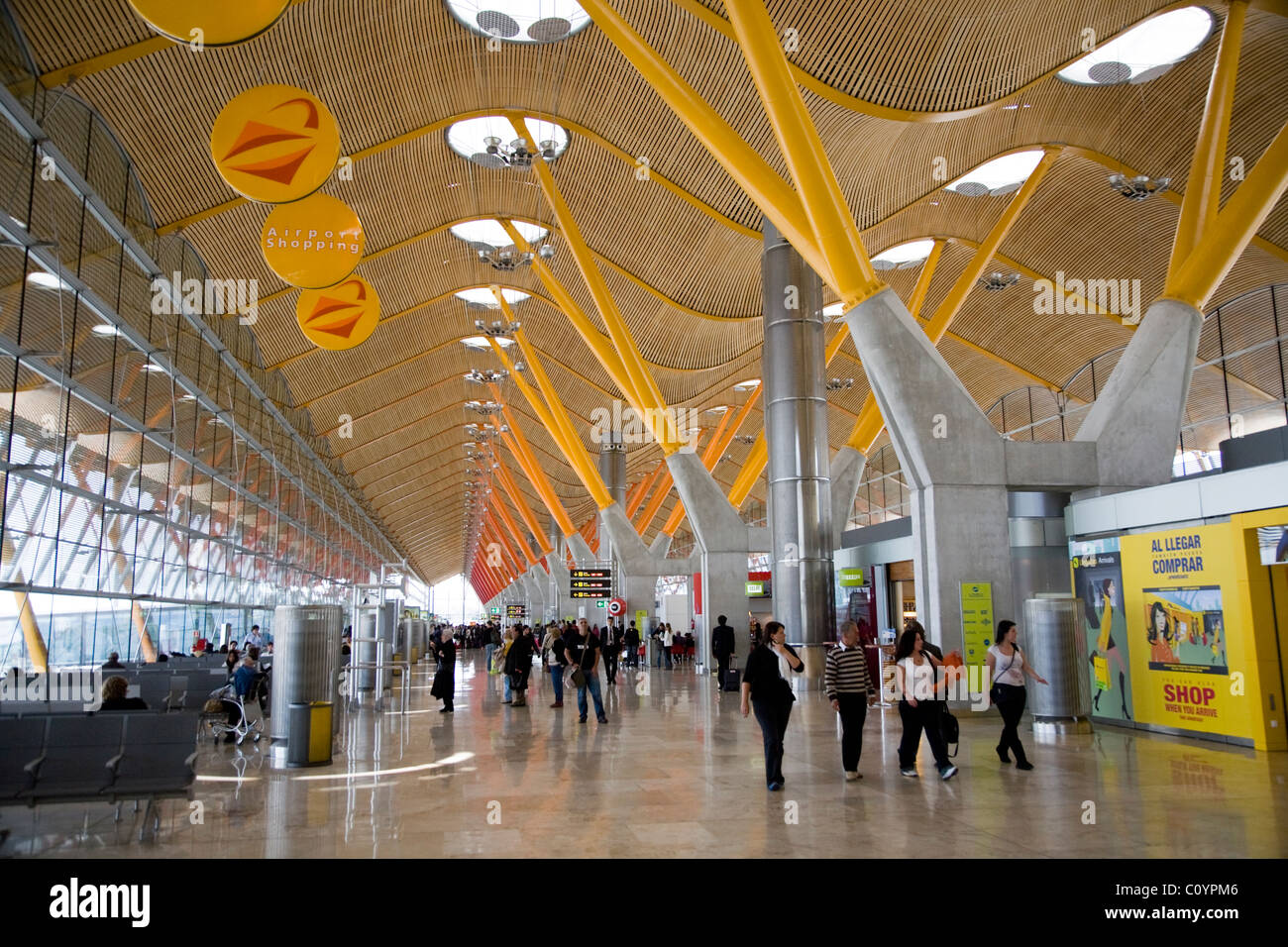 Flughafen Abfahrt / Abflug-Lounge und das moderne Dach am Flughafen Madrid / Barajas Madrid-Barajas Flughafen. Spanien. Stockfoto