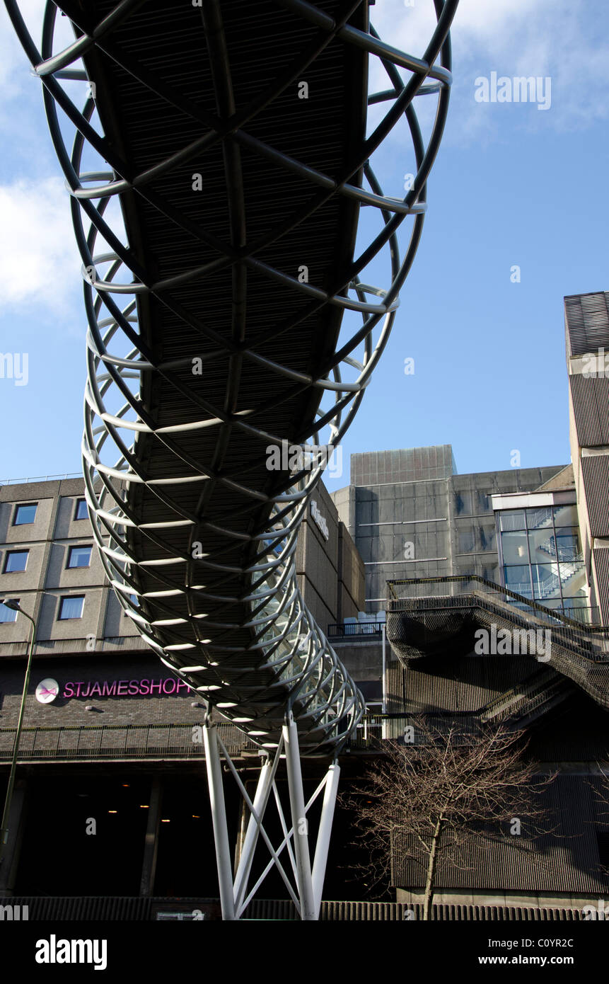 Die Unterseite des modernen sich schlängelnden Fußgängerbrücke in Edinburgh, Schottland. Stockfoto