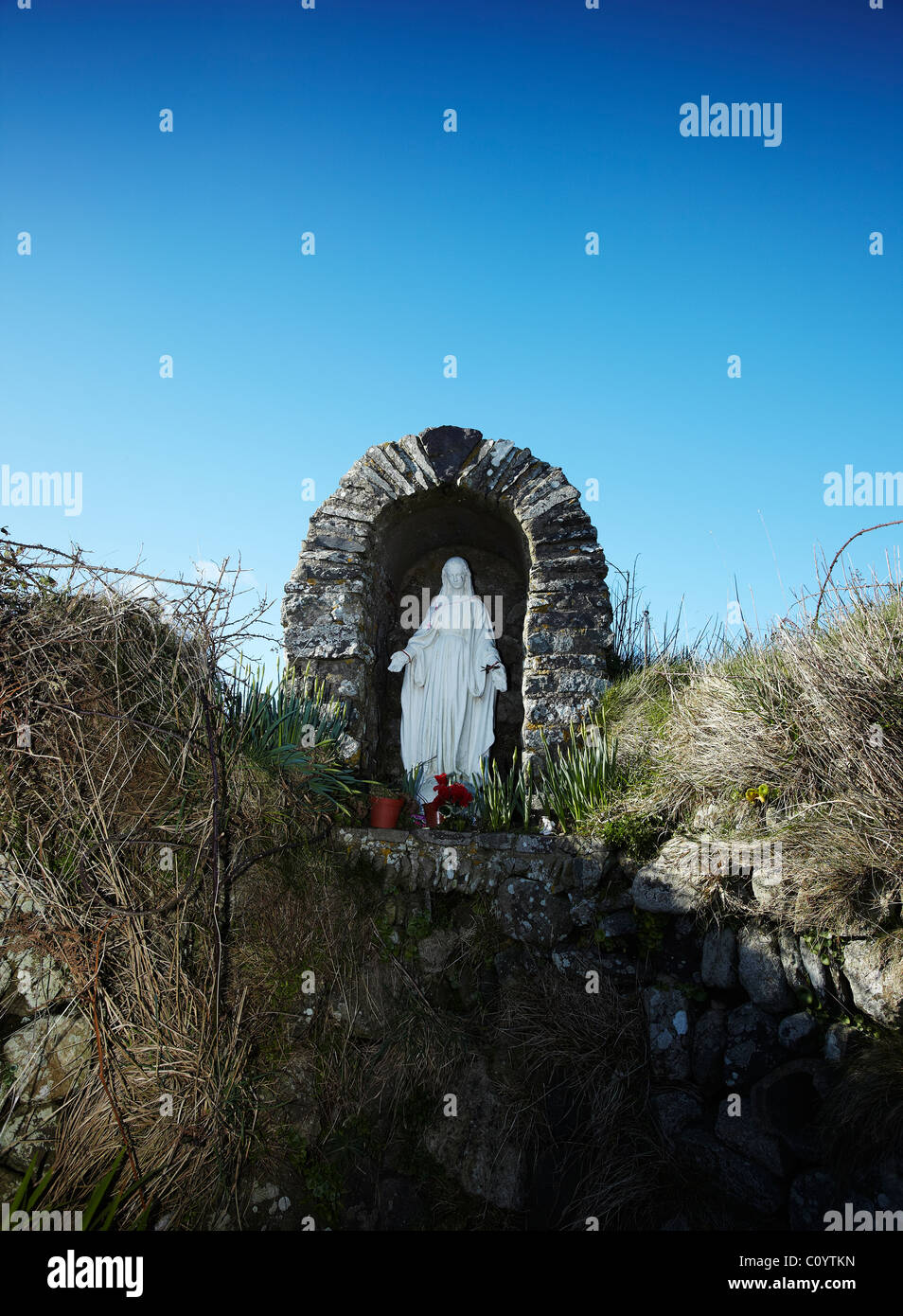 Schrein und Statue des St. nicht, Mutter St Davids, St Non-Brunnen in der Nähe von St Davids, Pembrokeshire, Wales, UK Stockfoto