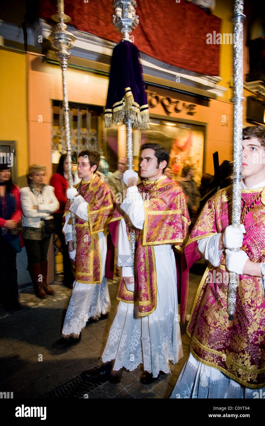 Mitglieder der katholischen Kirche Teilnahme /-Verarbeitung in Sevillas Semana Santa Ostern Heiligen Woche Prozession. Sevilla Spanien. Stockfoto