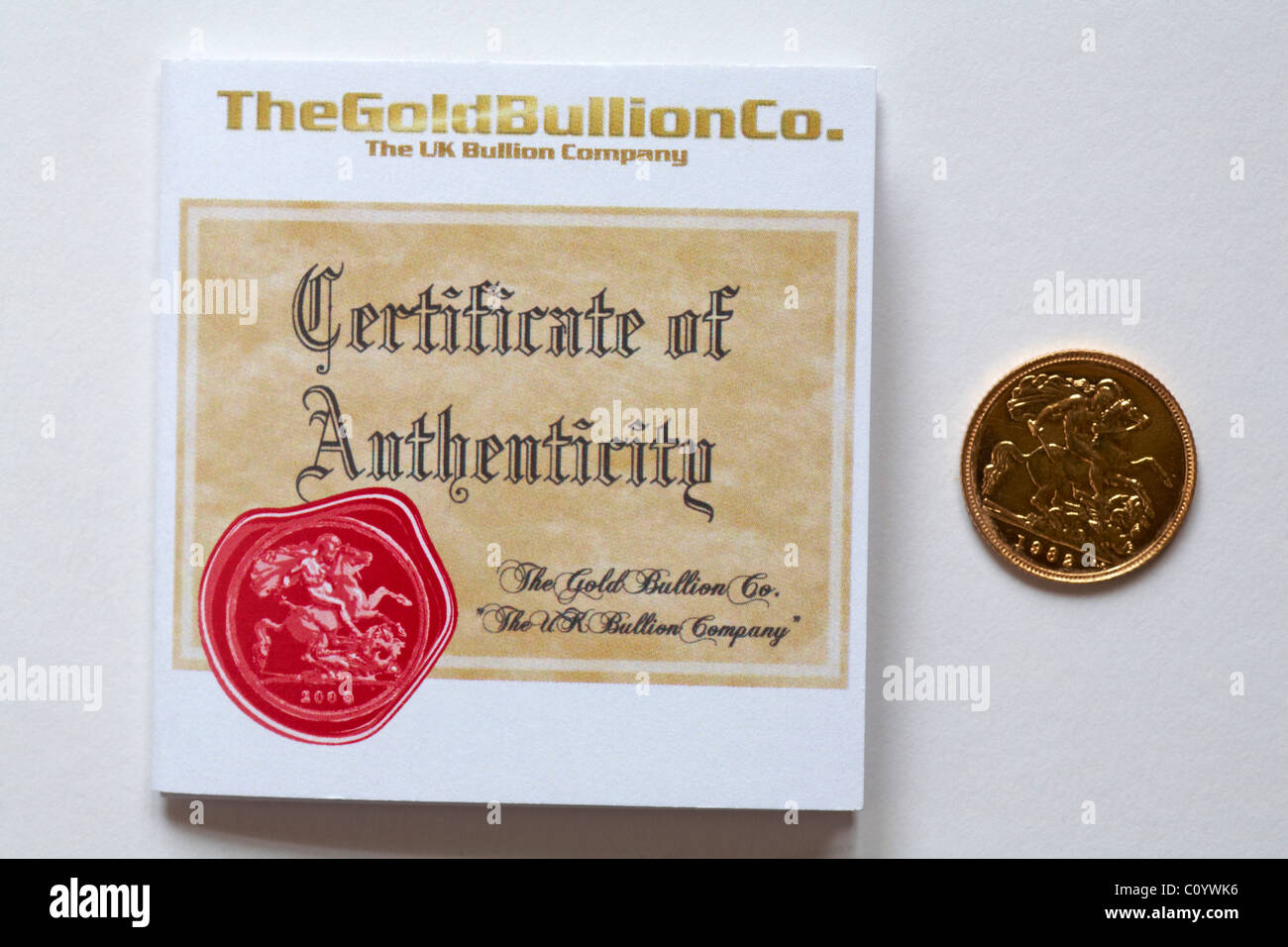 Gold Hälfte souverän mit Echtheitszertifikat ausgestellt von der Gold Bullion Co UK Bullion Unternehmen, auf weißem Hintergrund Stockfoto