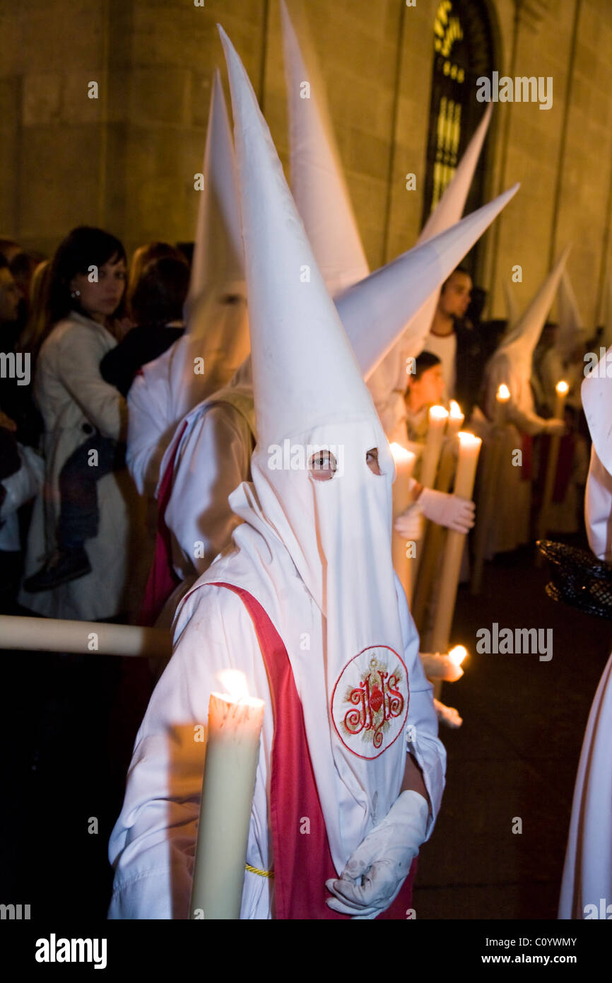 Mitglieder der katholischen Kirche Teilnahme /-Verarbeitung in Sevillas Semana Santa Ostern Heiligen Woche Prozession. Sevilla Spanien. Stockfoto