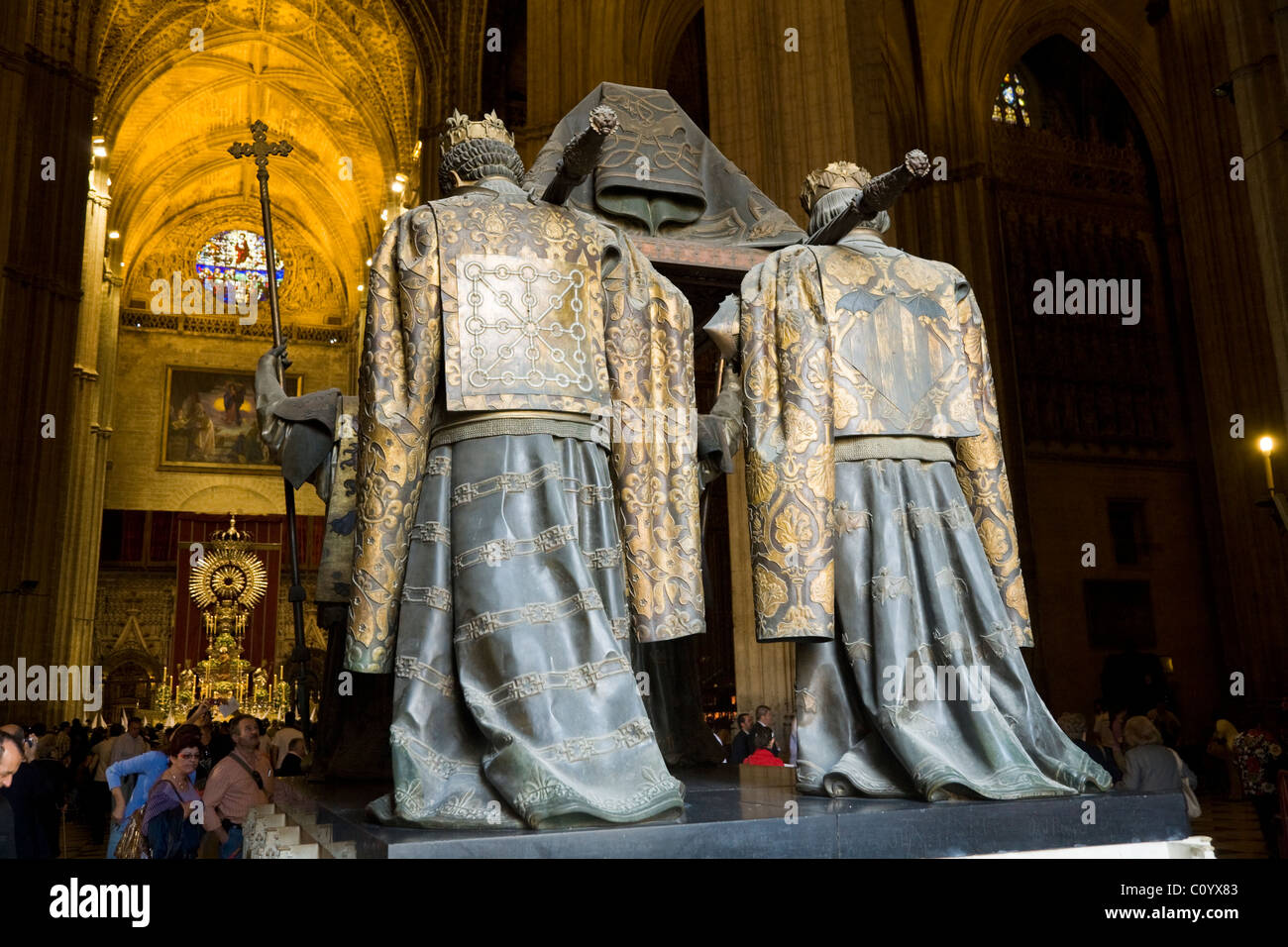 Grab von Christopher Columbus & Innenraum und Altar der Kathedrale von Sevilla während der Semana Santa Ostern Karwoche. Sevilla, Spanien. Stockfoto