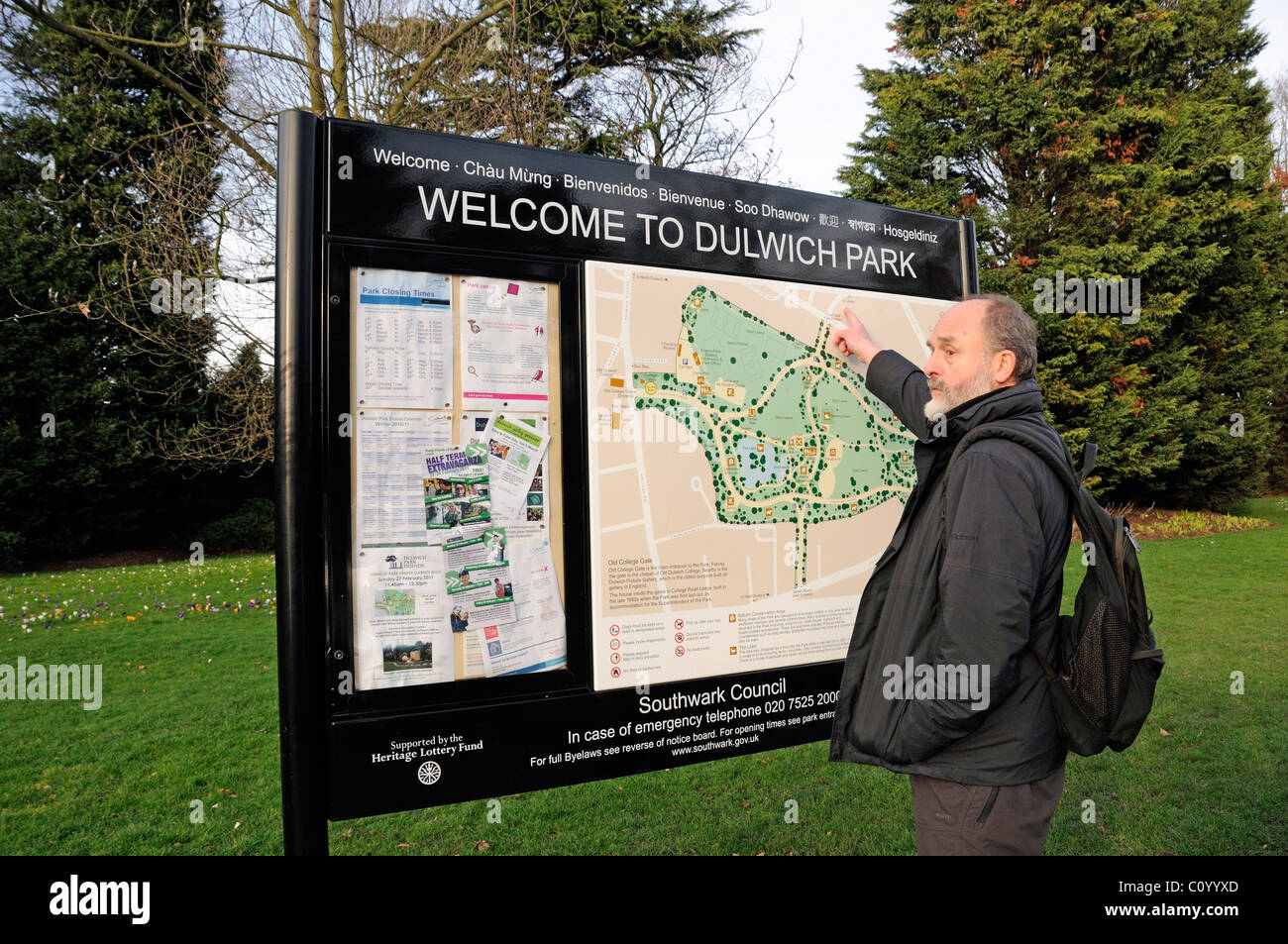 Mann zeigte auf einer Karte auf ein schwarzes Brett im Dulwich Park Southwark London England UK Stockfoto