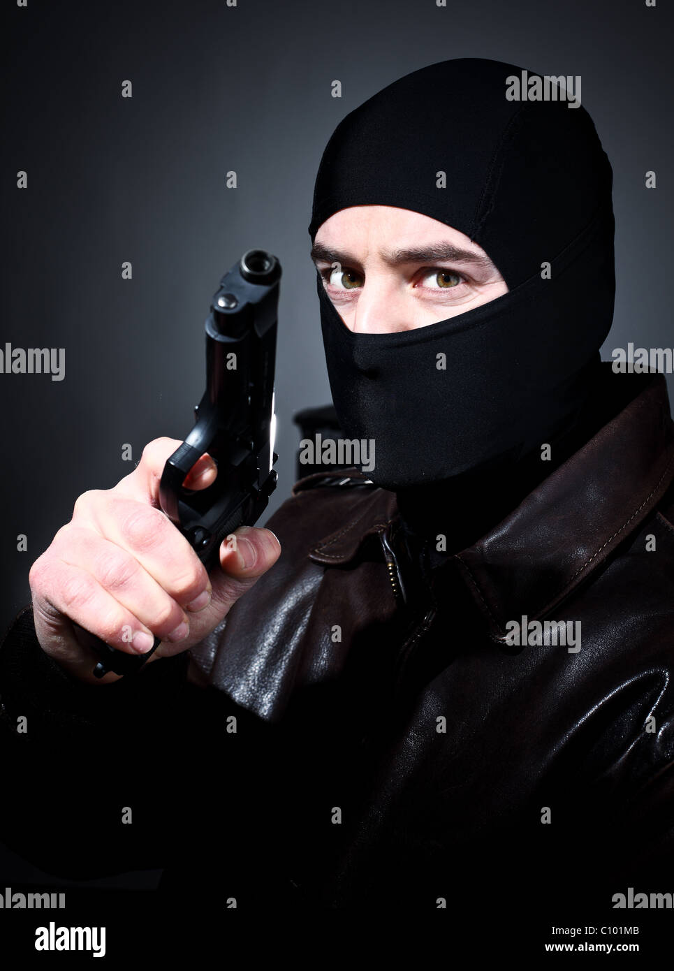 feine Closeup Portrait von kriminellen Holding Pistole Stockfoto