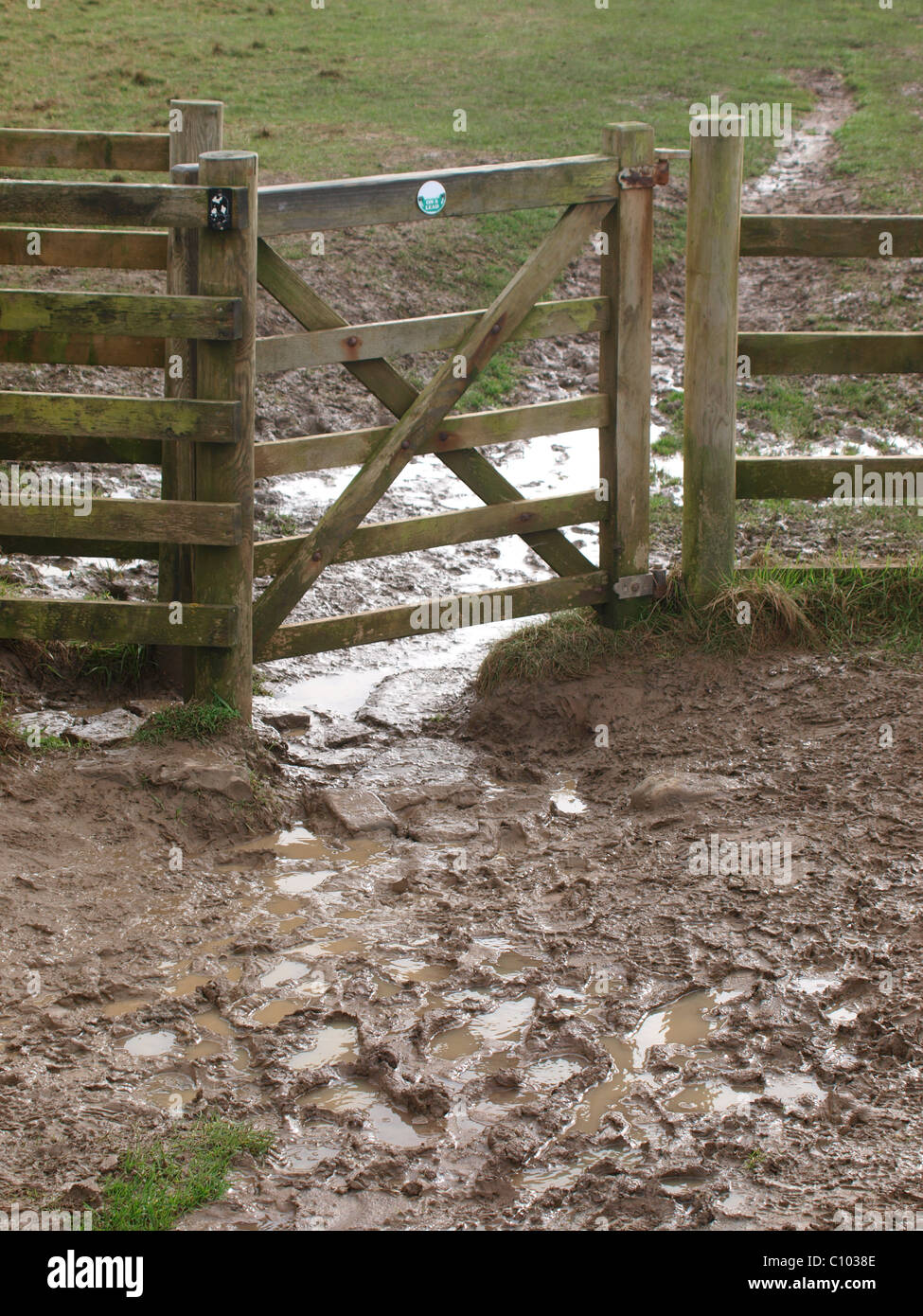 Schlammigen Pfad und Tor, UK Stockfoto