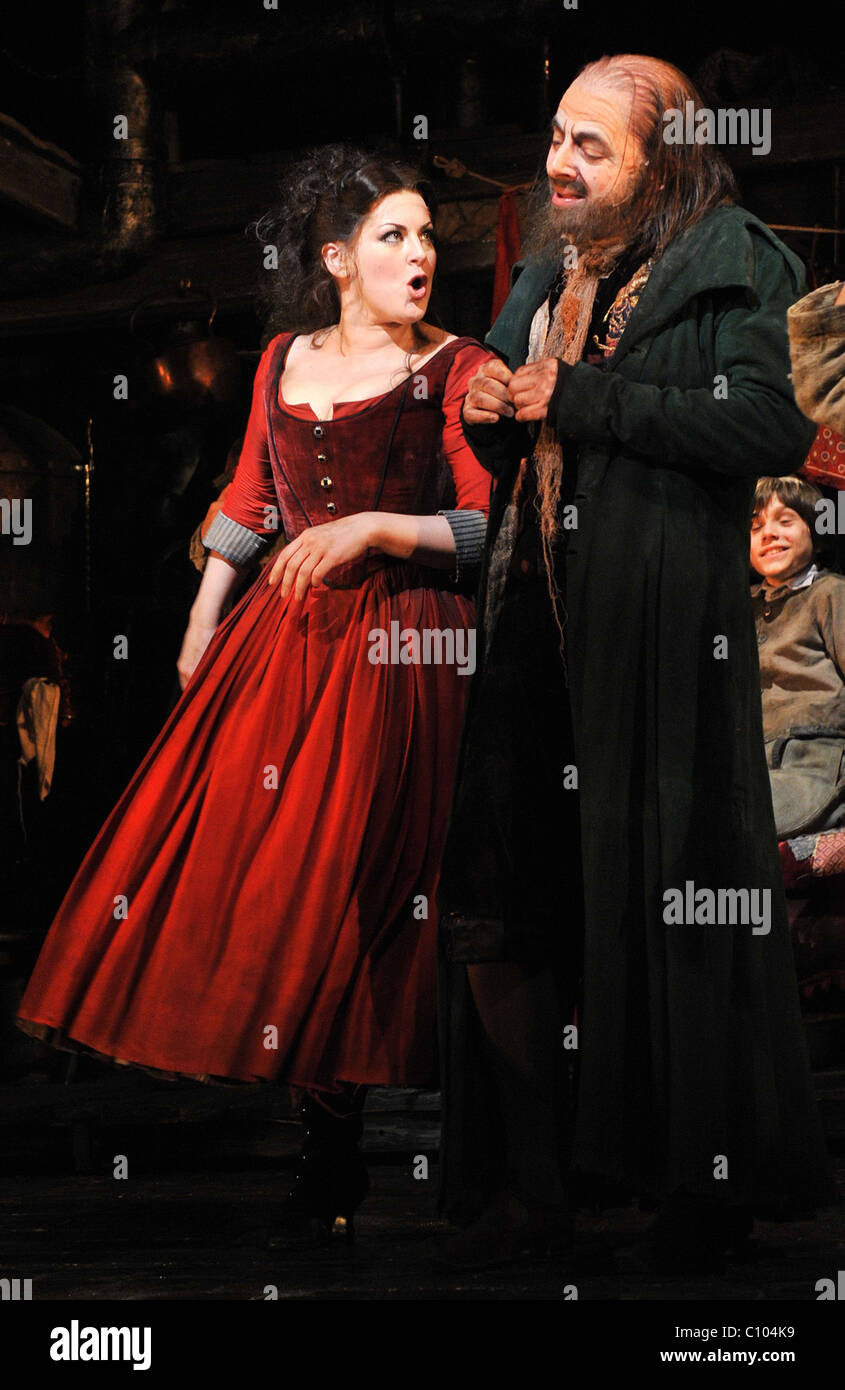 Jodie Prenger als Nancy und Rowan Atkinson als Fagin Oliver