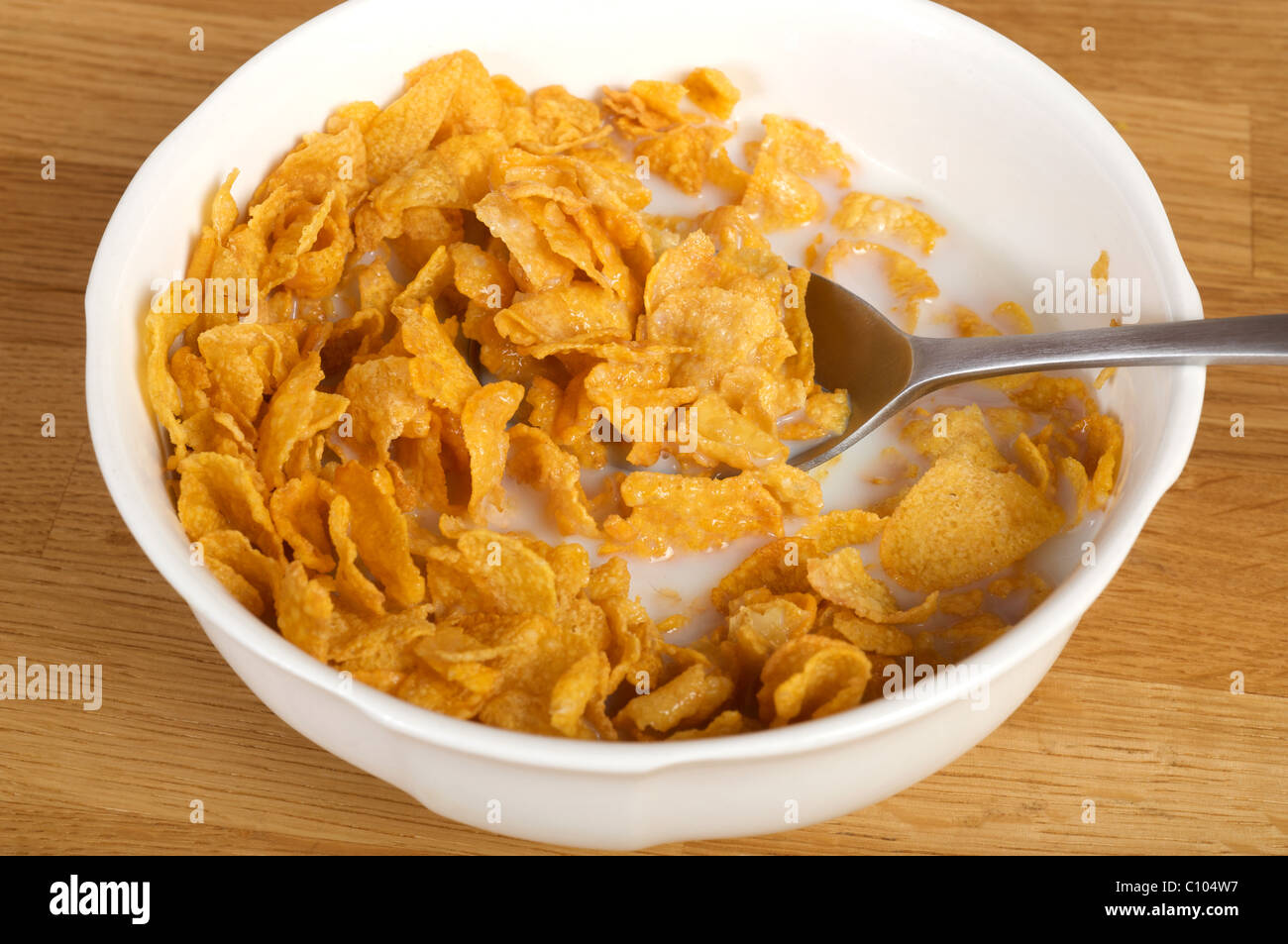 Schüssel mit Kellogg's Cornflakes und Milch Stockfotografie - Alamy