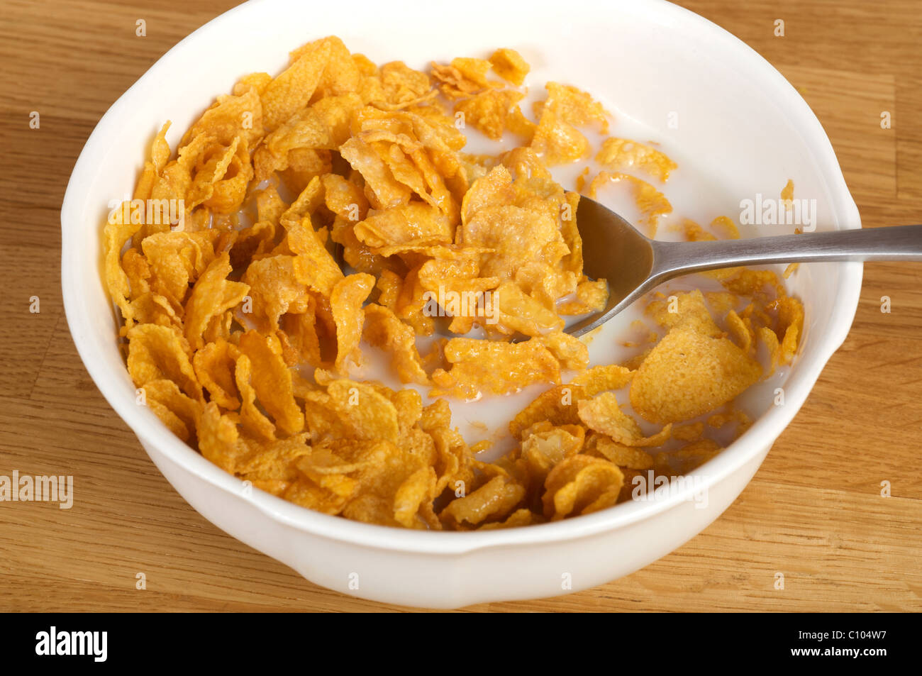Schüssel mit Kellogg's Cornflakes und Milch Stockfotografie