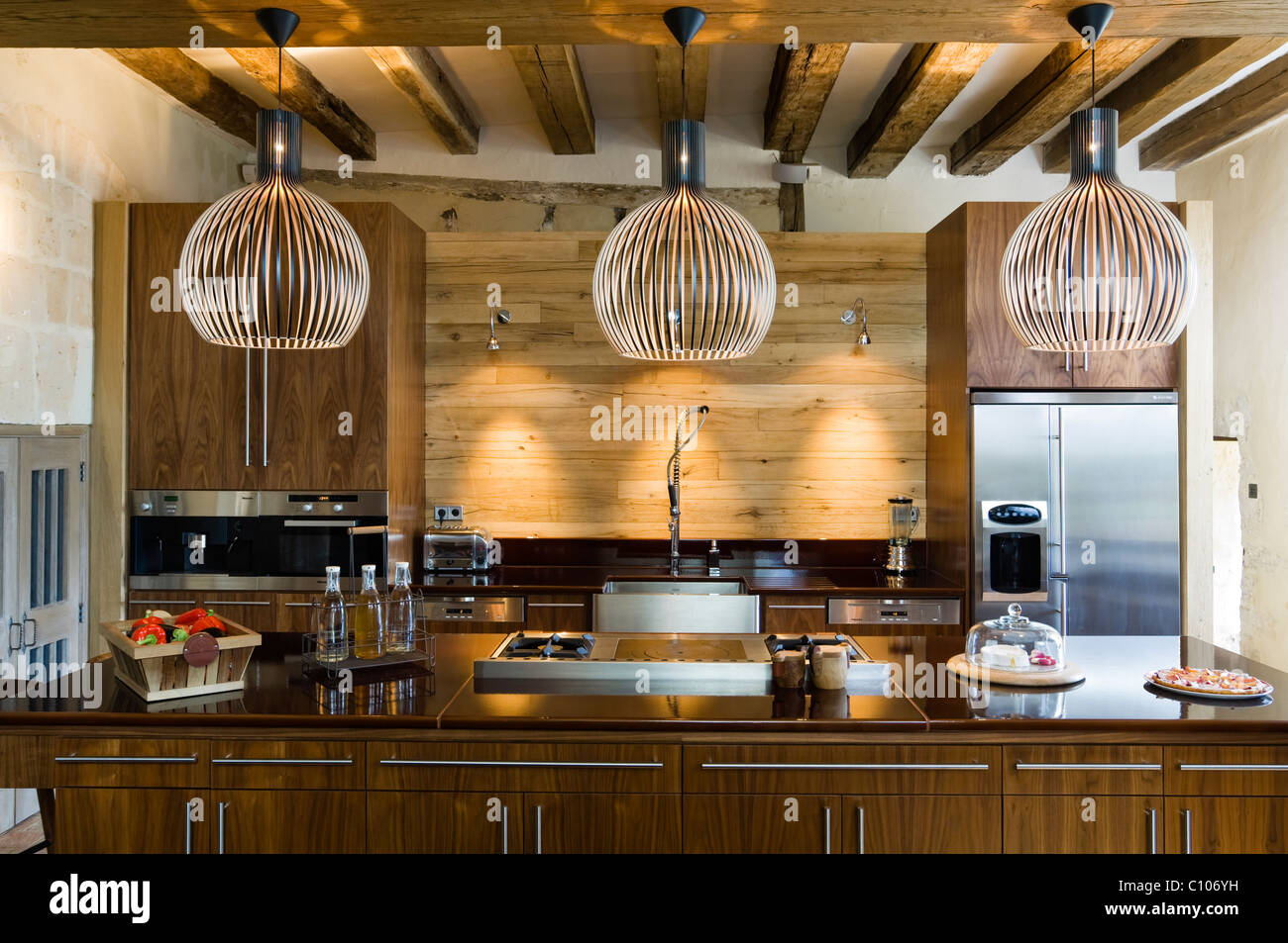 Secto Lampen in der Küche mit Balkendecke und Asselin Birke Arbeitsplatte  Stockfotografie - Alamy