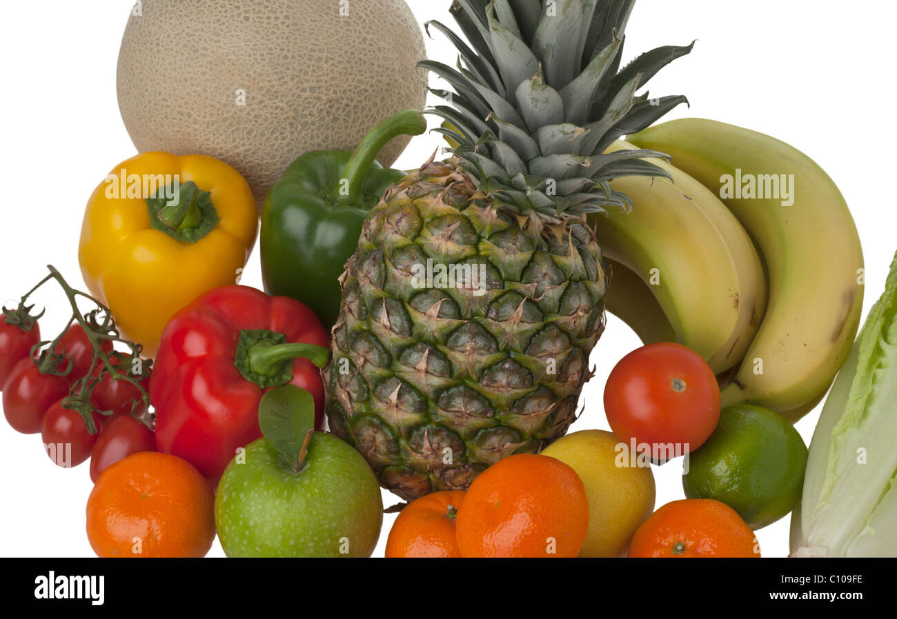 Auswahl an Obst und Gemüse zusammen gruppiert und auf einem reinen weißen Hintergrund isoliert Stockfoto