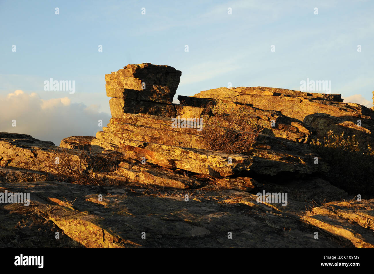 Späten Nachmittag Frühlingssonne auf einer felsigen Landschaft Stockfoto