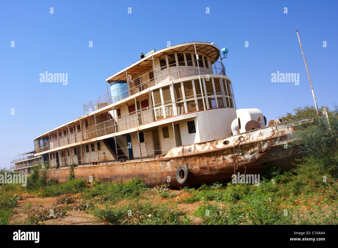 Ein Boot der mittleren Nil Dampfer Flotte, am Ufer des Flusses im Karima,  Sudan aufgegeben Stockfotografie - Alamy