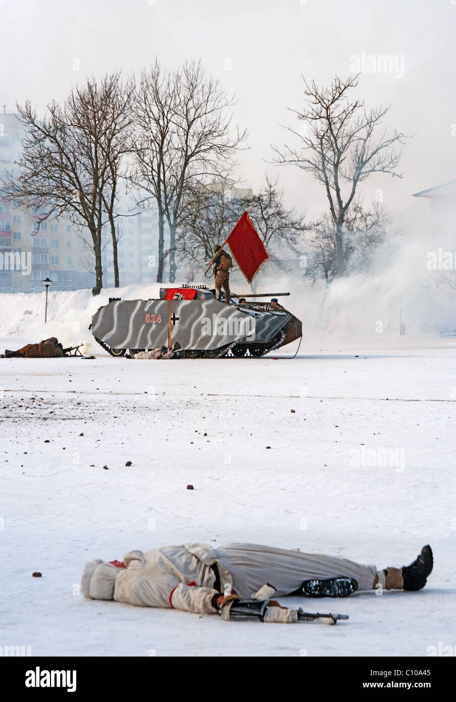 Rekonstruktion des WW2 militärischen Kampfes zwischen roter Armee und Wehrmacht - winter 1945. Imitationen Kapitulation deutscher Panzer. Stockfoto