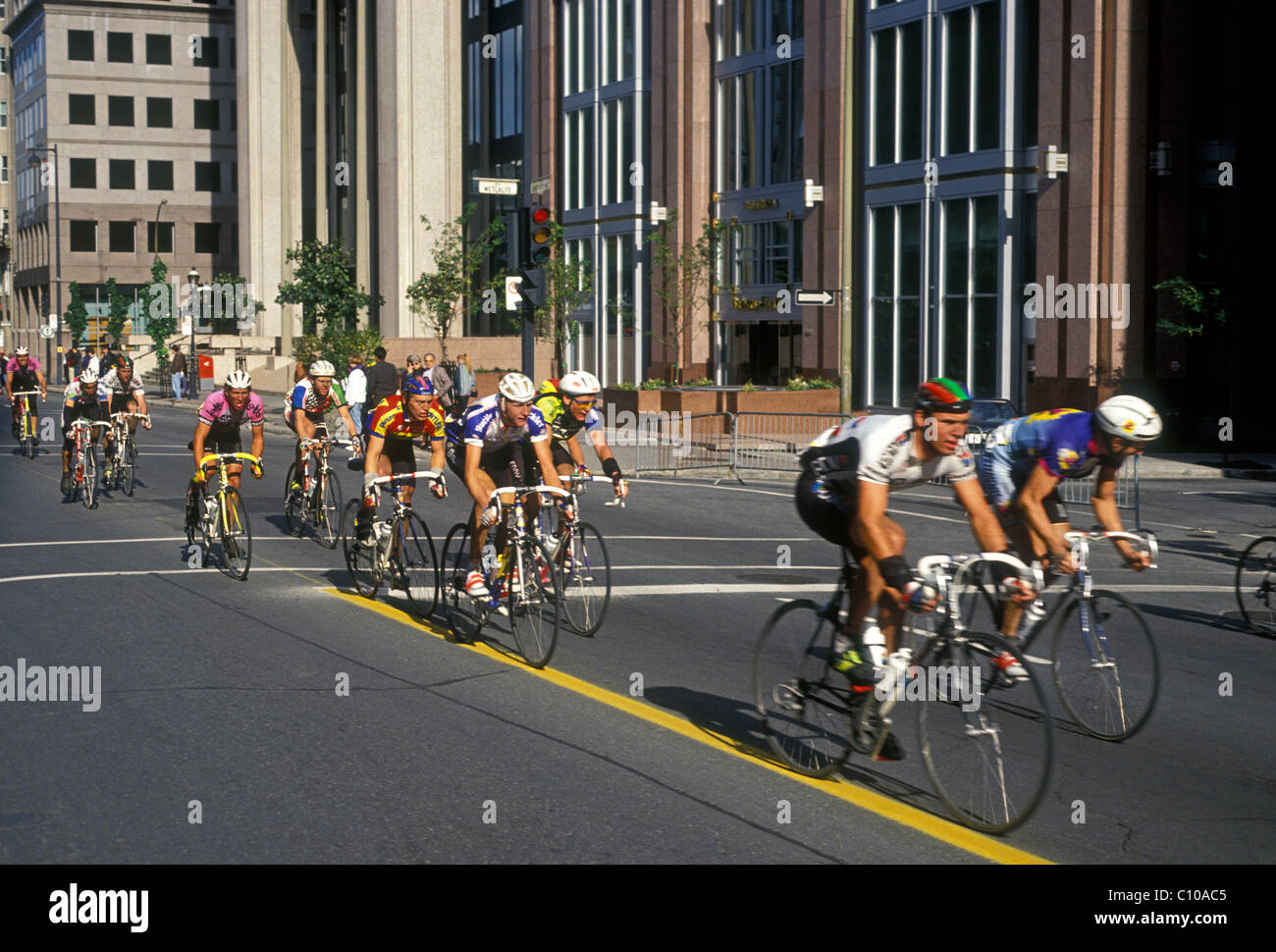 Fahrrad Rennen Radfahrer entlang Sherbrooke Straße Stadt von Montreal Quebec Provinz Kanada Nordamerika Stockfoto