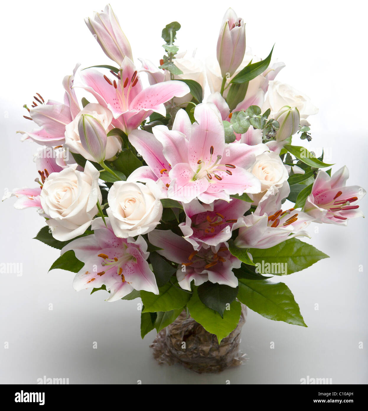 Nahaufnahme von einem Blumenstrauß, einschließlich rosa Lilien Ad weißen Rosen. Stockfoto
