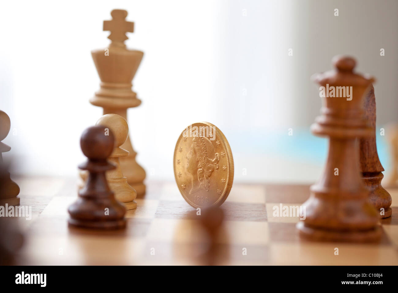 Goldmünze Spieler in Schachspiel Stockfoto