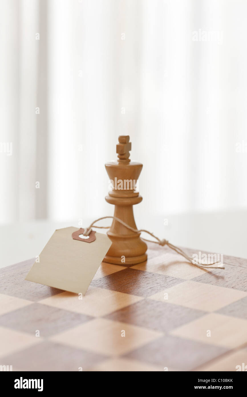 Stück Schachkönig mit Preisschild angebracht Stockfoto