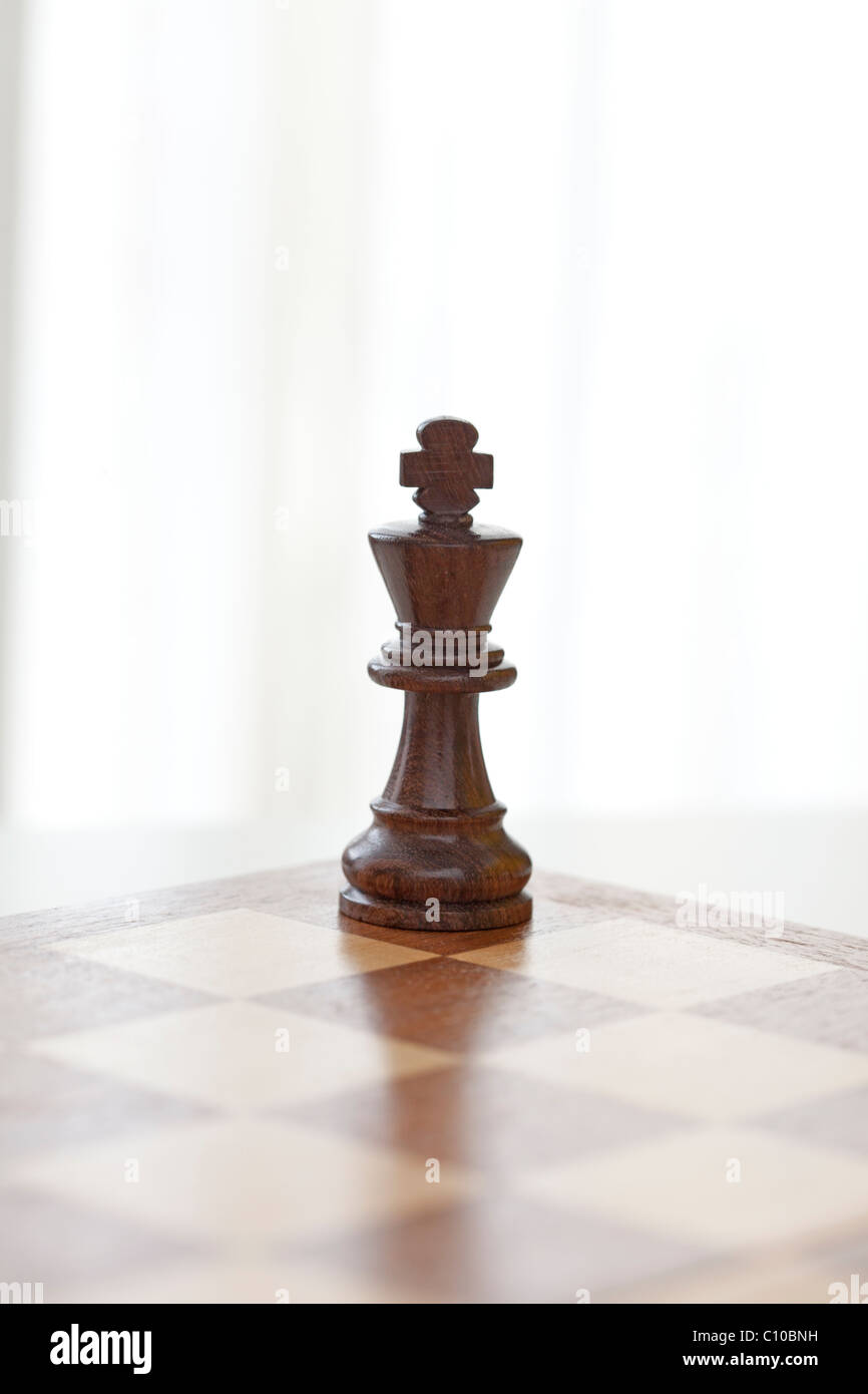Schachkönig Stück steht für sich allein Stockfoto