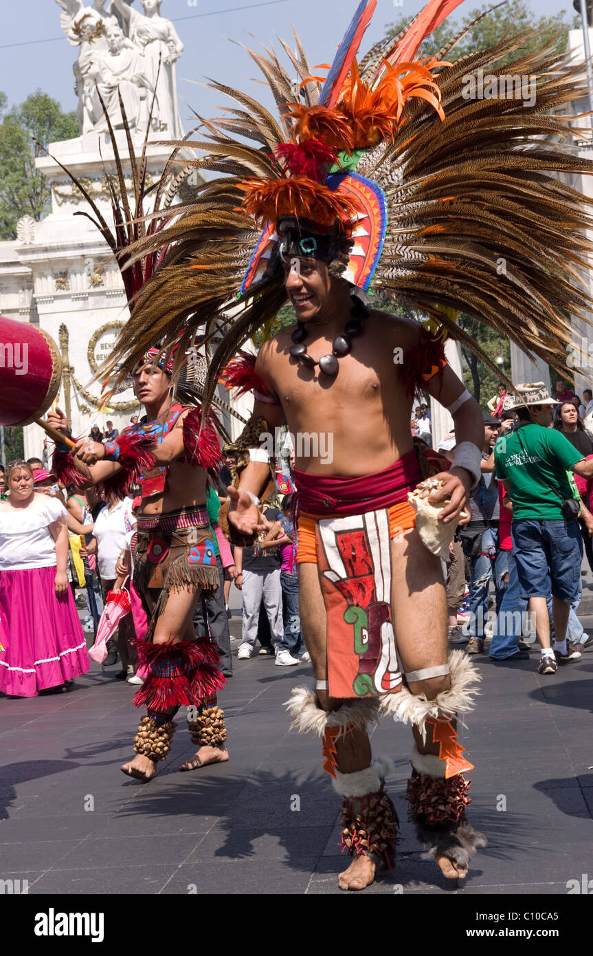 Tanzgruppe Prehispanic (Azteken) während einer Parade in Mexiko-Stadt Stockfoto