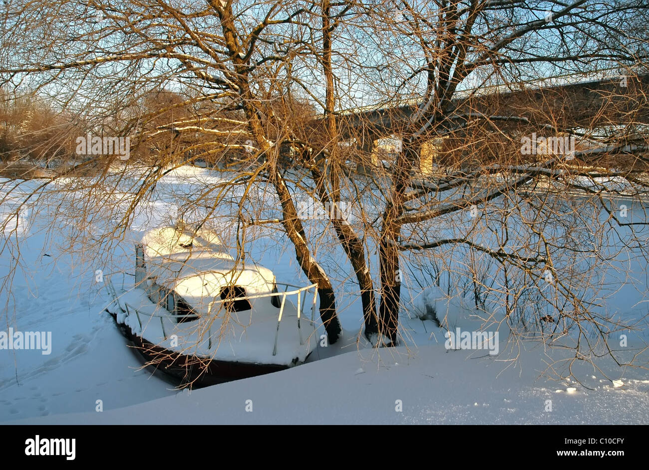 altes Schiff auf zugefrorenen Fluss Stockfoto