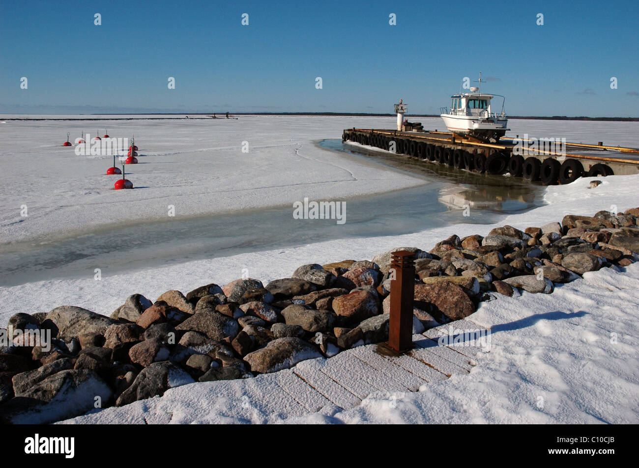 kleinen gefrorenen Hafen in Orjaku, Kassari, Hiiumaa, Estland im winter Stockfoto