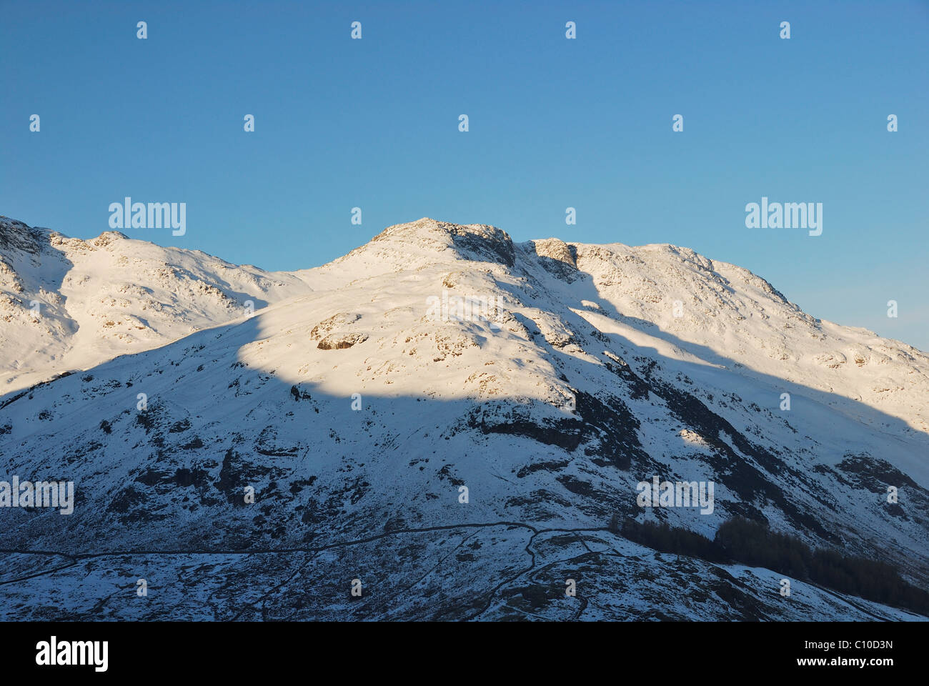 Nordwestgrat Wintertag im englischen Lake District im Schnee auf einem klaren sonnigen blauen Himmel bedeckt Stockfoto