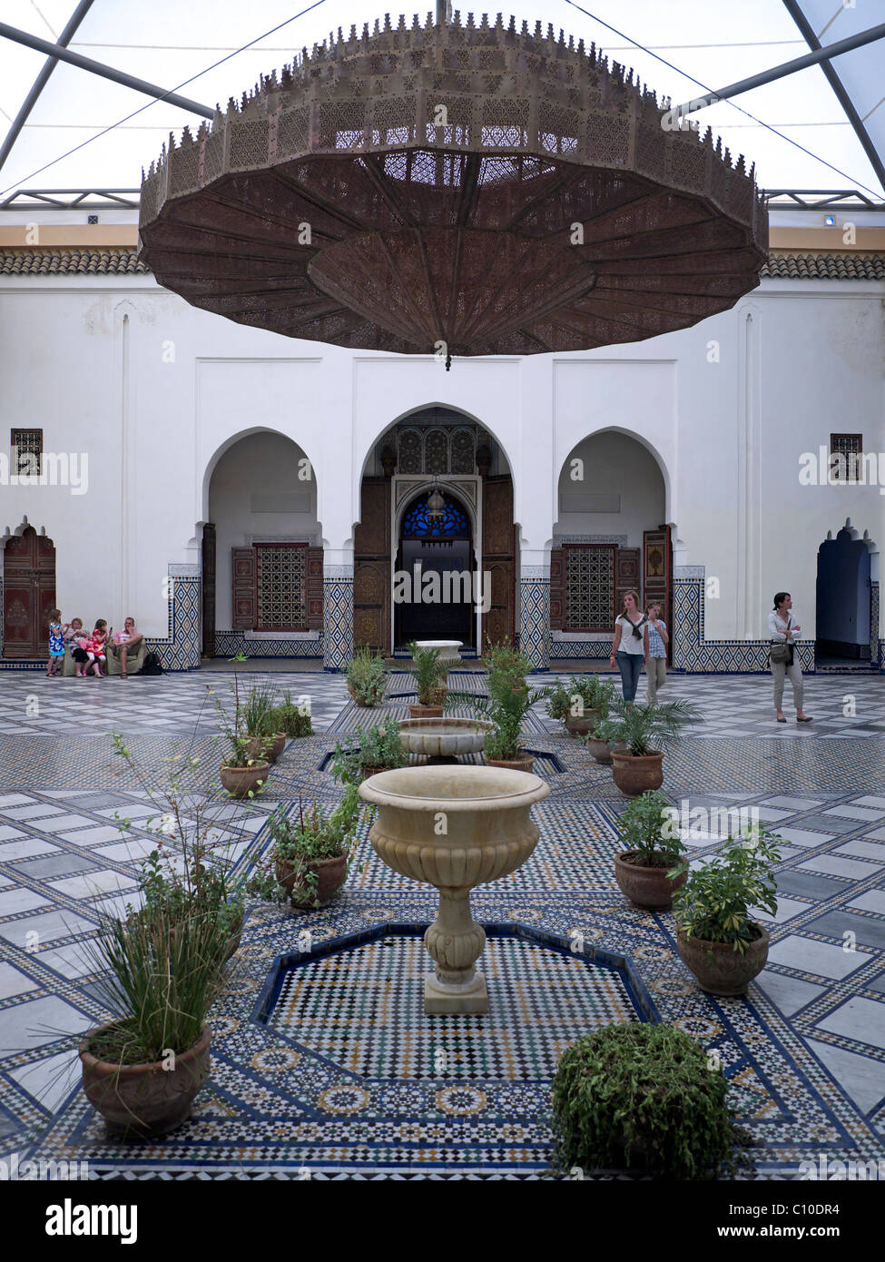 Dem zentralen Innenhof des Museum von Marrakesch mit einer großen filigranen Messing Laterne dominiert den Bereich Marrakesch Marokko Stockfoto