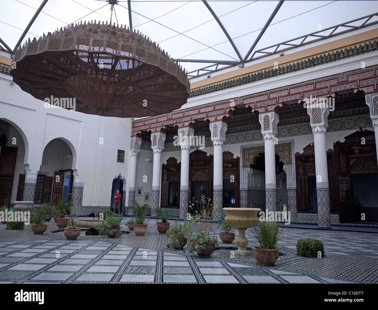 Dem zentralen Innenhof des Museum von Marrakesch mit einer großen filigranen Messing Laterne dominiert den Bereich Marrakesch Marokko Stockfoto