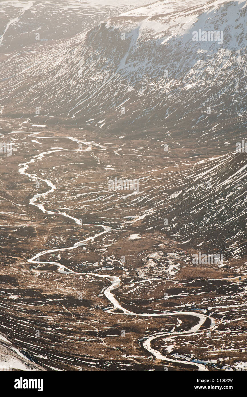 Blick in den Lairig Ghru von Ben Macdui auf dem Hochplateau Cairngorm, Schottland, Großbritannien. Stockfoto