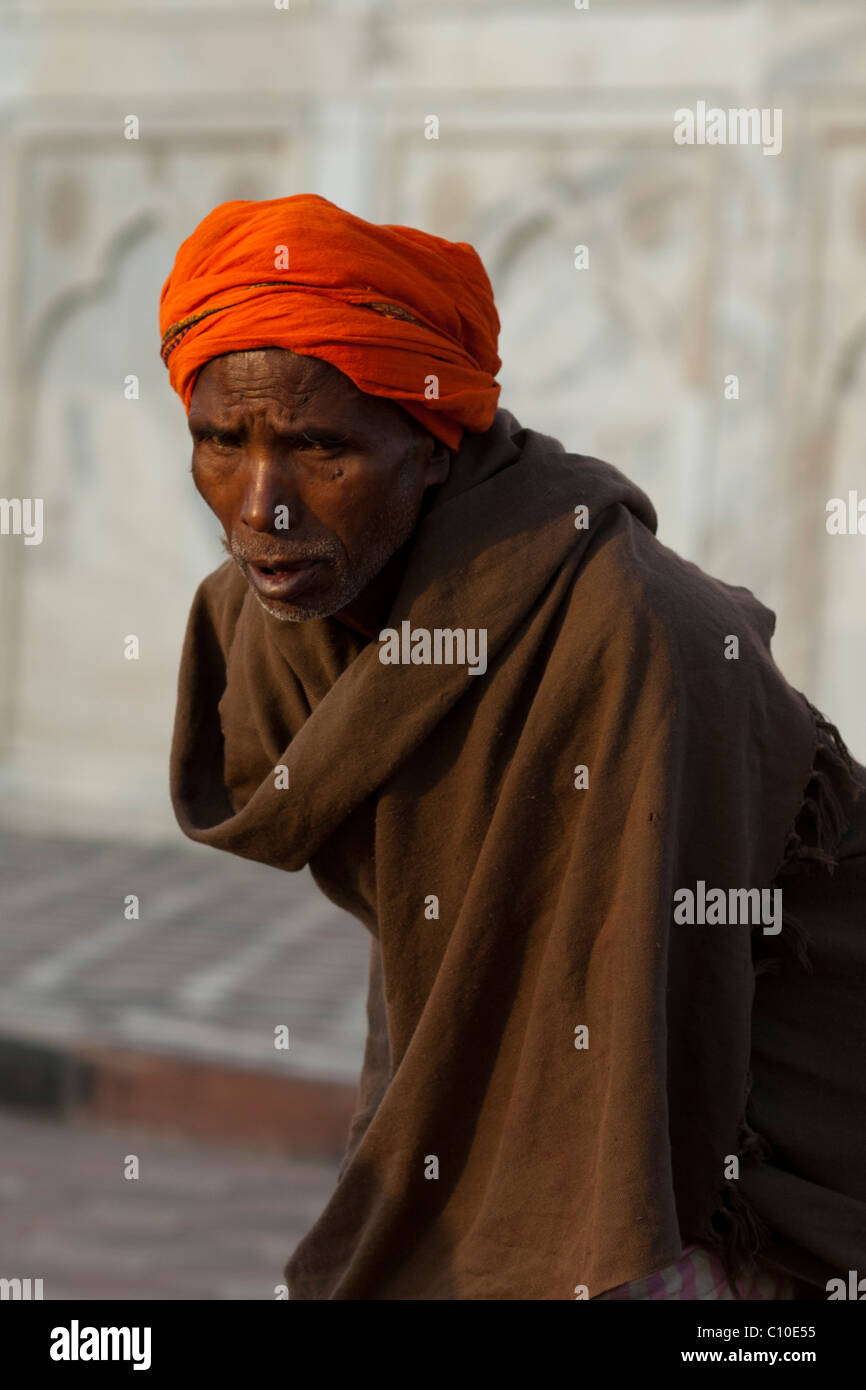 Porträt eines alten indischen Mannes in eine orange Turban Außenwand Taj Mahal, Agra, Indien Stockfoto