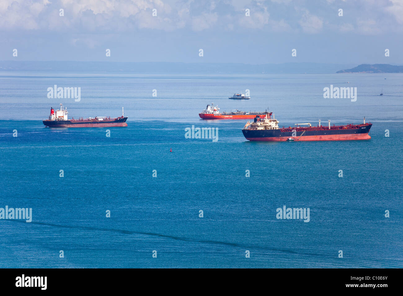 Tankerships in Baia de Todos os Santos oder Bucht aller Heiligen, Salvador, Brasilien Stockfoto