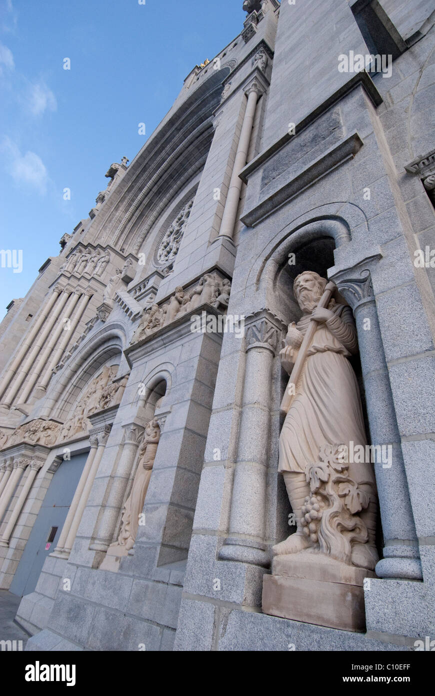 Kanada, Quebec, Saint-Anne-de-Beaupre (aka Saint Anne Basillica) bekannte Pilgerstätte. Kirche von außen. Stockfoto