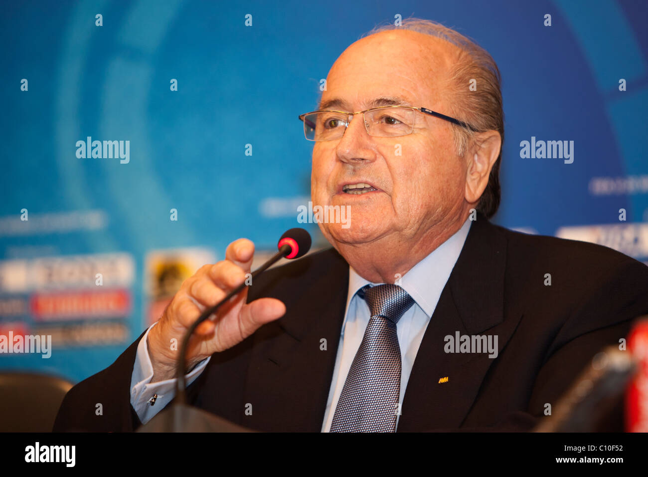 FIFA-Präsident Sepp Blatter befasst sich eine Frage auf einer Pressekonferenz vor der 2009 U-20-WM-Fußball-Meisterschaft. Stockfoto