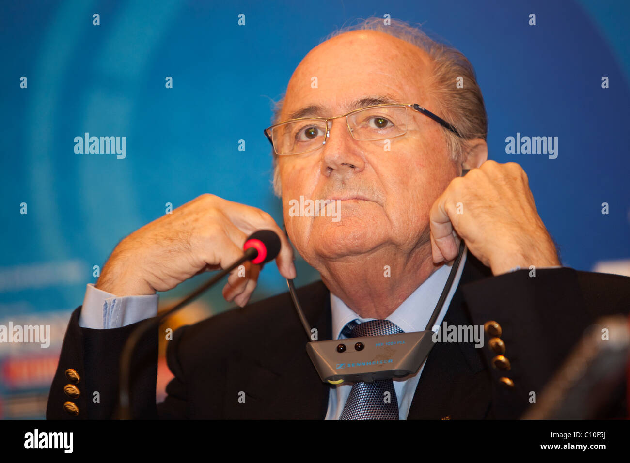 FIFA-Präsident Sepp Blatter hört eine Frage auf einer Pressekonferenz vor der 2009 U-20-WM-Fußball-Meisterschaft. Stockfoto