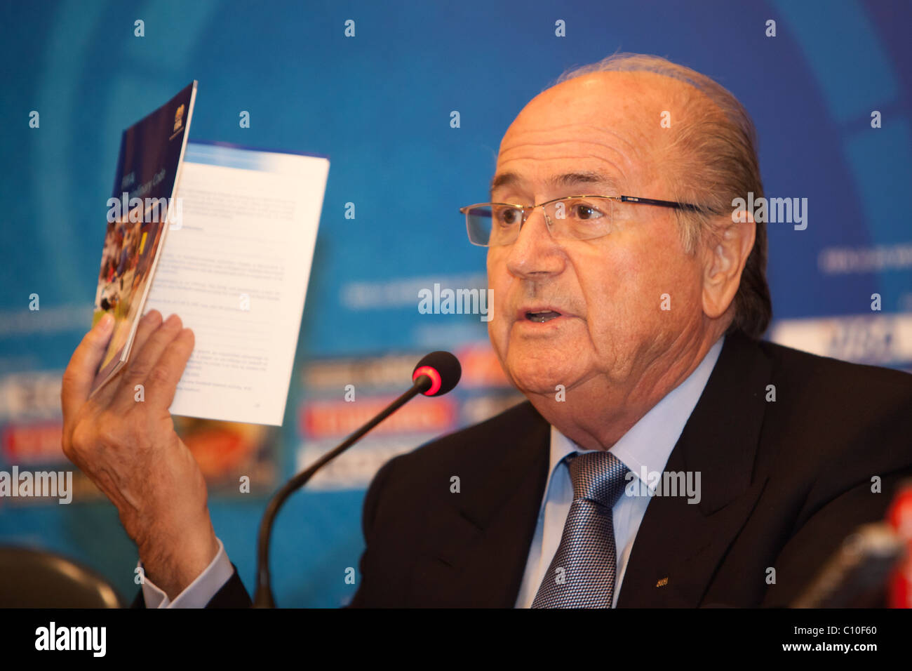 FIFA-Präsident Sepp Blatter hält eine Kopie der FIFA-Disziplinarreglement während einer Frage auf einer Pressekonferenz U20. Stockfoto