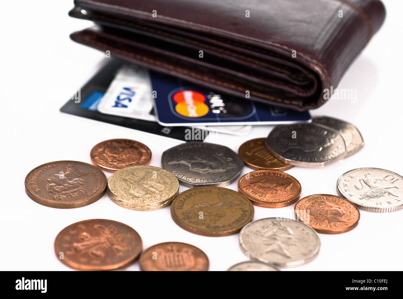 Leere Geldbörse mit Kreditkarten-Visa, Mastercard, american express und verschüttete Pfennige Stockfoto