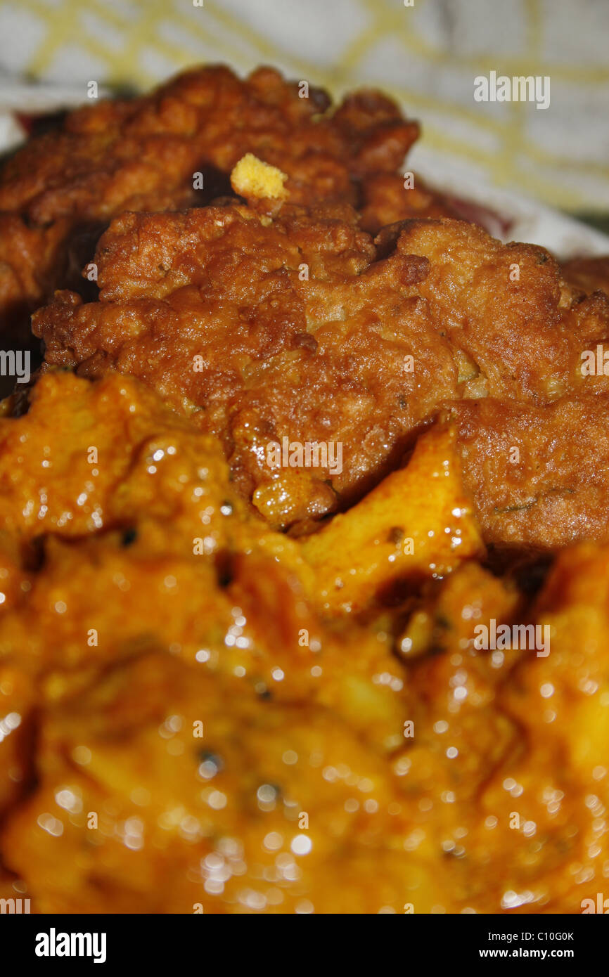 Bild der Zwiebel-Bhajis und Bombay-Kartoffeln auf weißen Teller Stockfoto
