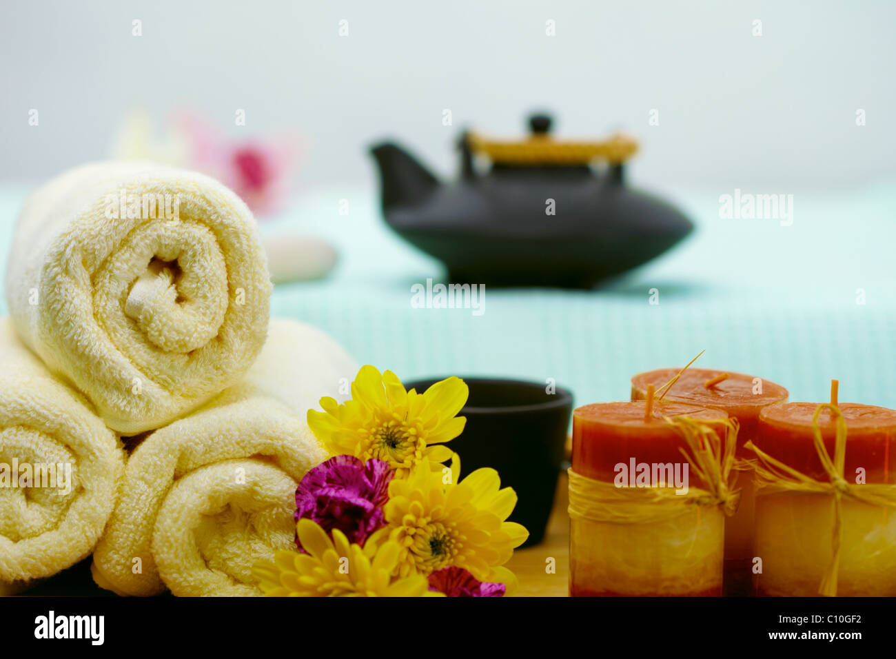 Die Zusammensetzung der Teekanne, Handtücher und Kerzen - Spa Stockfoto