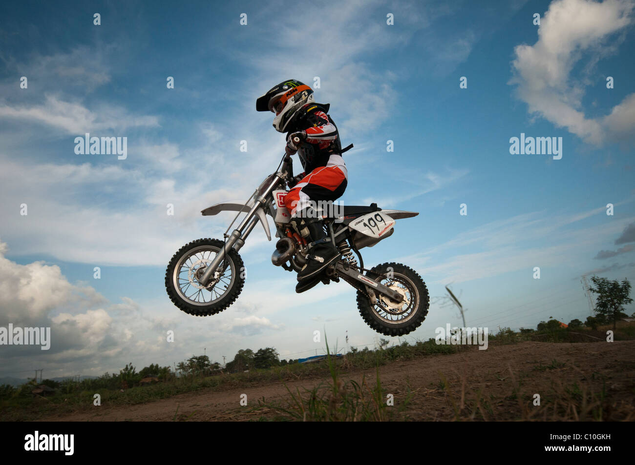 Ein sechs Jahre alter Junge mit seinem Motocross-bike Stockfoto