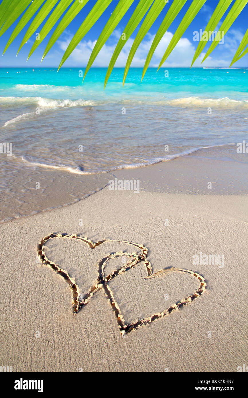 Herzen in Liebe geschrieben in karibischen Strand Sand tropischen Aqua sea Stockfoto