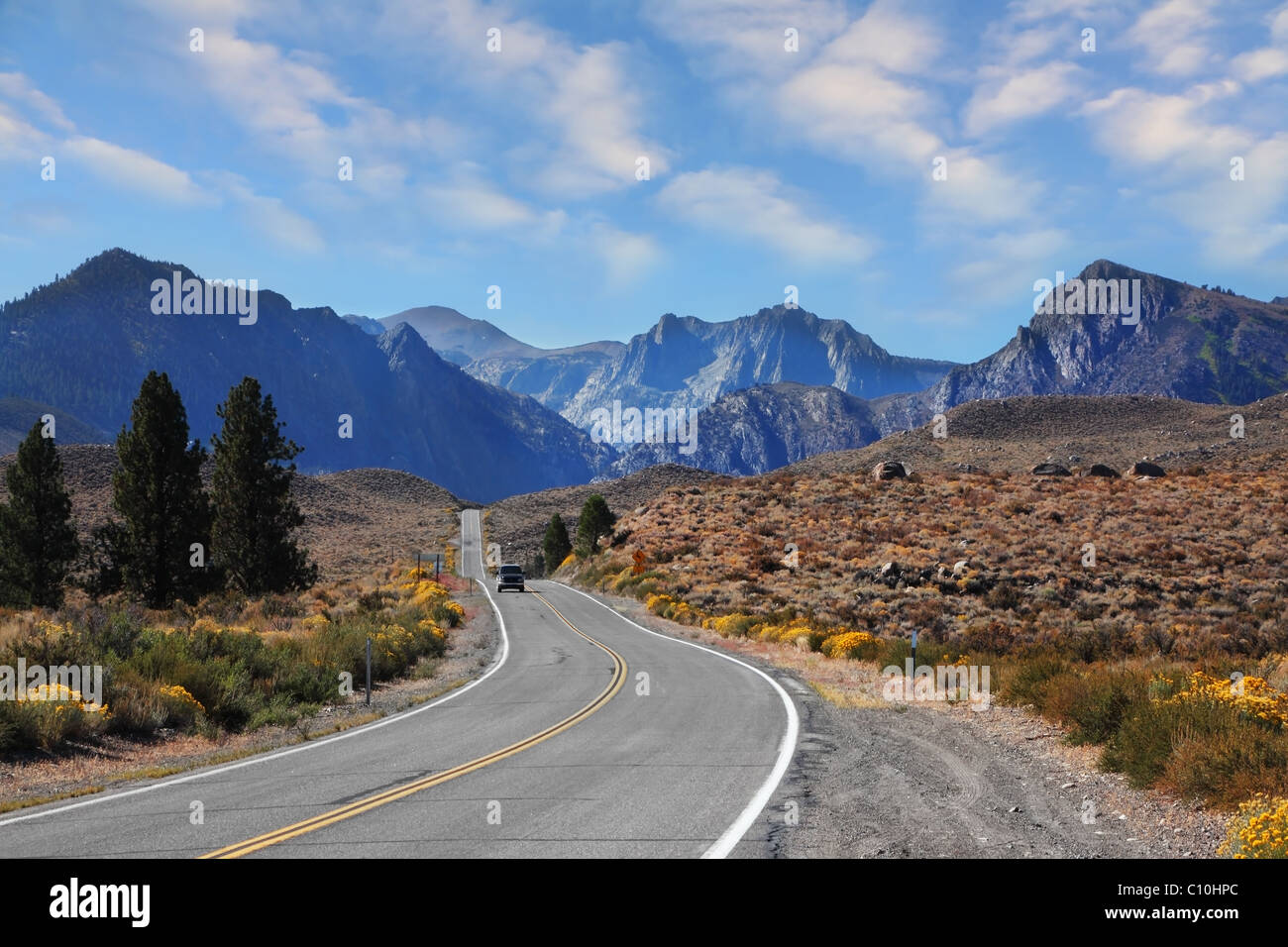 Touristischen Jeep an der Wende von der Straße in den malerischen Bergen Stockfoto